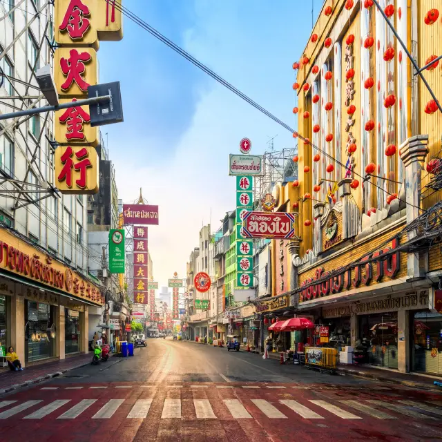ฉากถนนย่านไชน่าทาวน์ ป้ายร้านเรียงสองข้างทาง